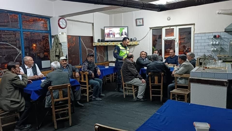 AFYONKARAHİSAR’IN BOLVADİN İLÇESİNDE JANDARMA EKİPLERİ TARAFINDAN KÖYLÜLERE TRAFİK EĞİTİMİ VERİLDİ.