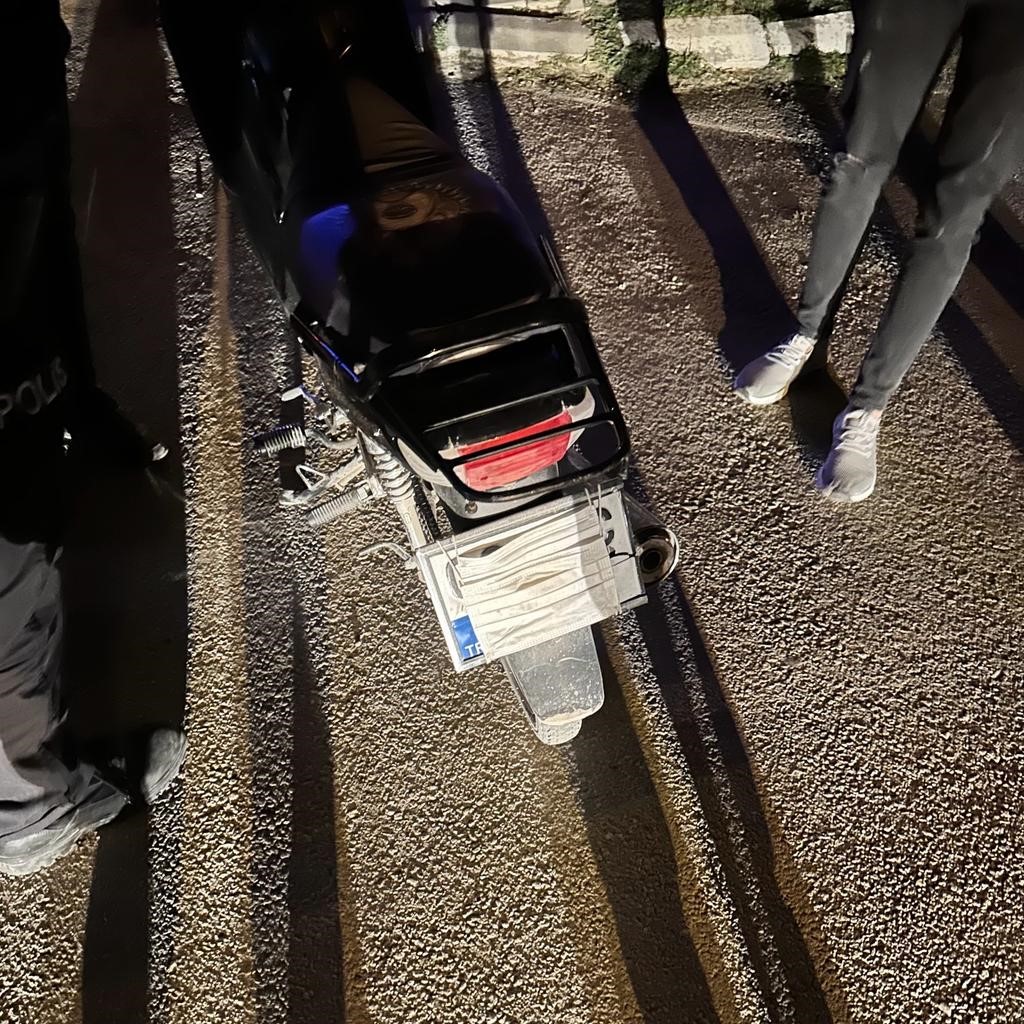 AFYONKARAHİSAR’DA EHLİYETSİZ OLARAK KULLANDIĞI MOTOSİKLETİN PLAKASINI AĞIZ MASKELERİ İLE KAPATIP
