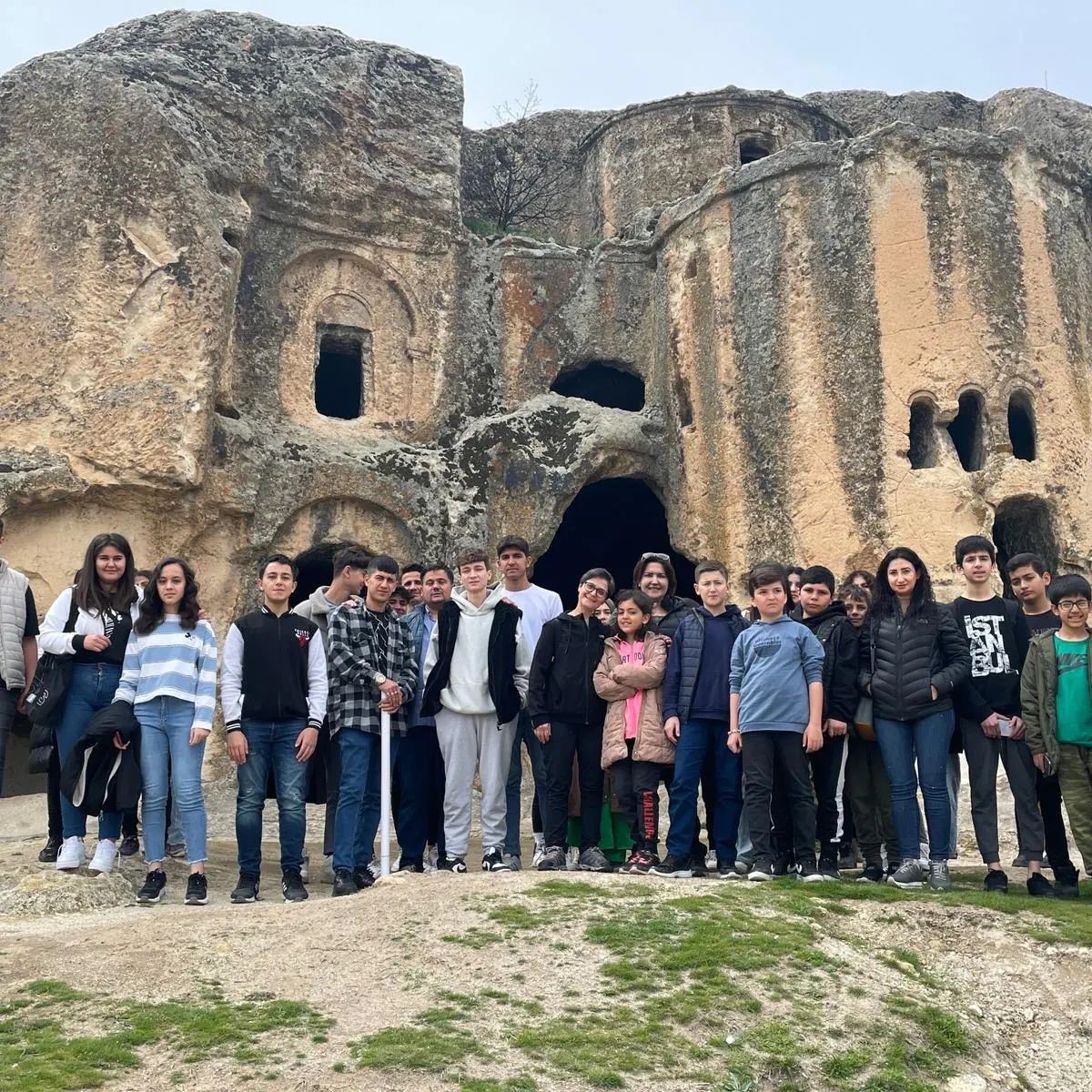 AFYONKARAHİSAR’DA Kİ KREDİ YURTLAR KURUMU (KYK) YURTLARINDA KALAN DEPREMZEDE ÇOCUK