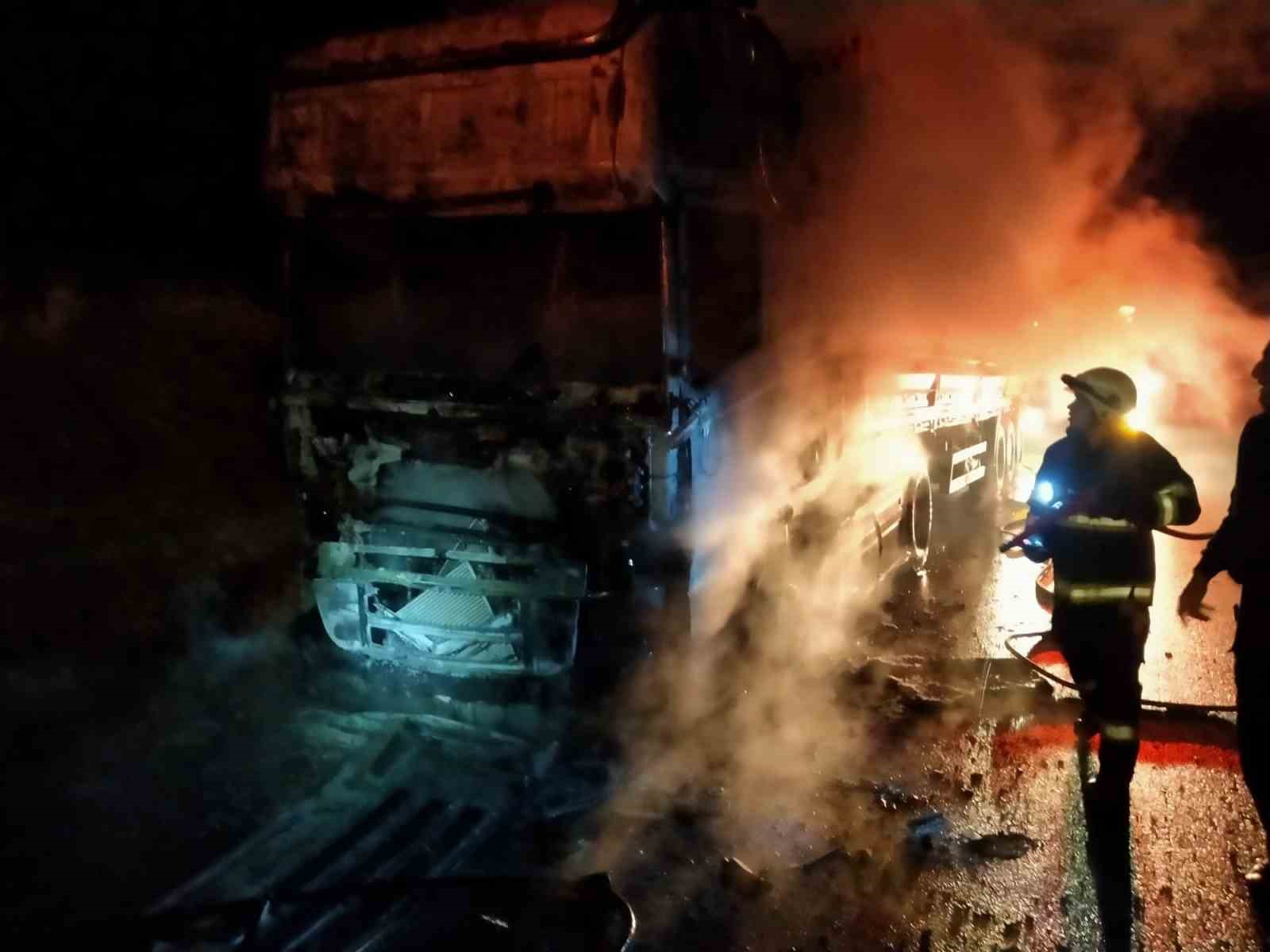 AFYONKARAHİSAR’DA SEYİR HALİNDEKİ TIRIN TEKERLEKTEKİ BALATALARDA ÇIKAN YANGIN KISA SÜREDE
