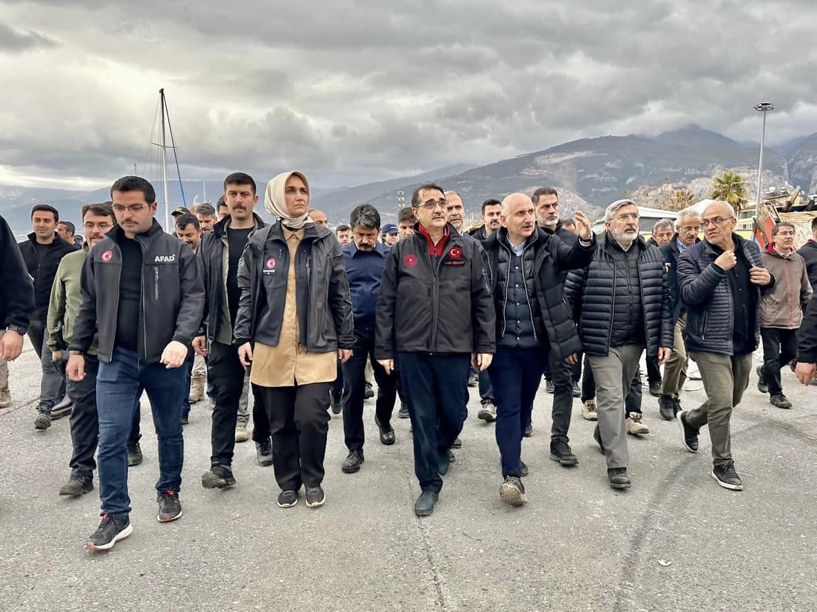 Deprem bölgesinde çalışmalarına devam eden Vali Yiğitbaşı, “El ele vererek