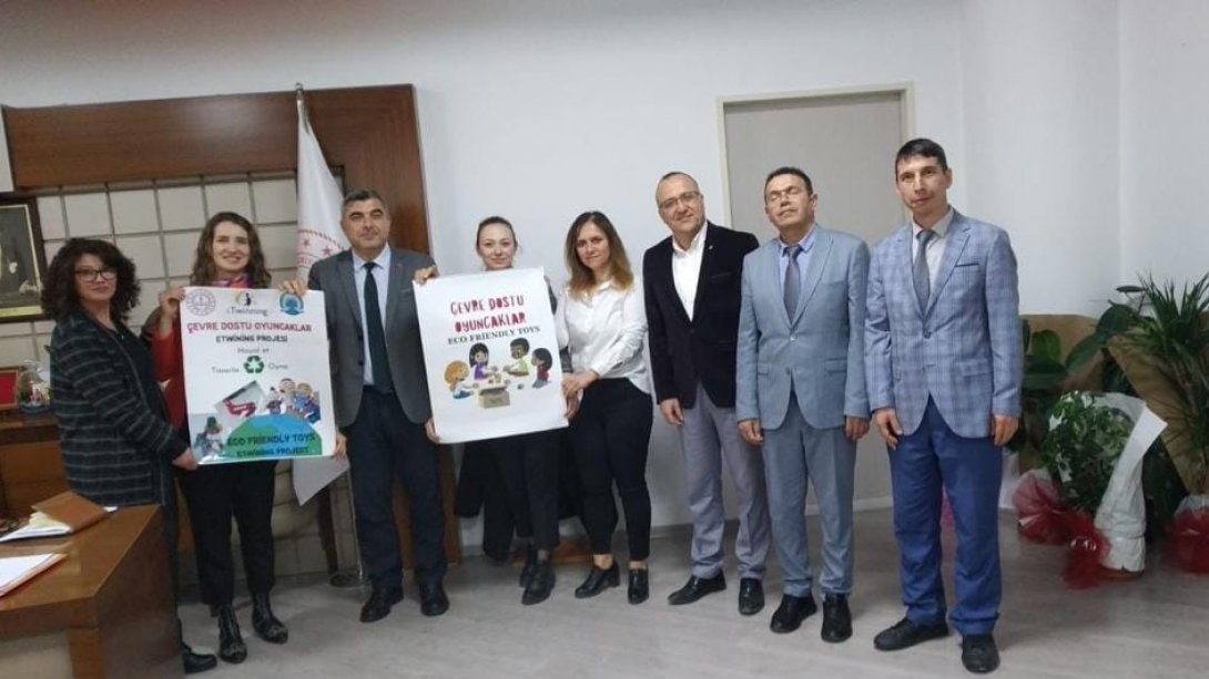 “ÇEVRE DOSTU OYUNCAKLAR" PROJESİ KAPSAMINDA ÇAYIRBAĞ İLKOKULU İDARECİ VE ÖĞRETMENLERİ
