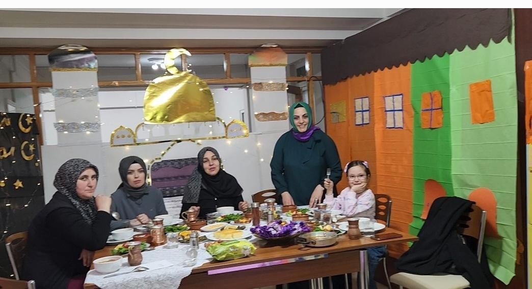 AFYONKARAHİSAR ENGELSİZ KUR'AN KURSU 4-6 YAŞ ÖĞRENCİLERİ TEKNE ORUÇLARINI AÇMAK
