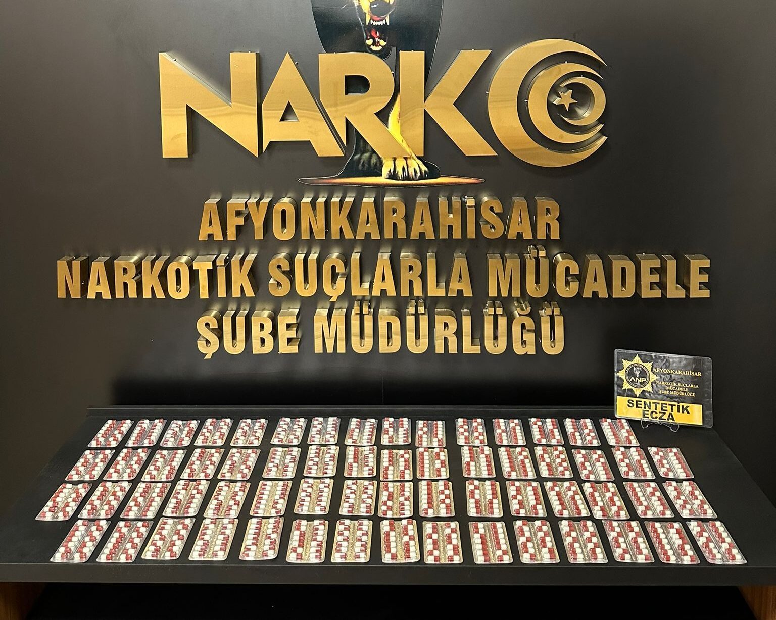 Narkotik Şube Müdürlüğü ekipleri Afyonkarahisar’da bir araçta yaptıkları aramada çok
