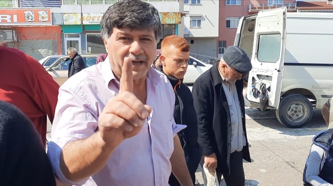 AFYONKARAHİSAR’IN DİNAR İLÇESİNDE KURULAN SEMT PAZARINDA TEZGAH AÇAN BİR ESNAF
