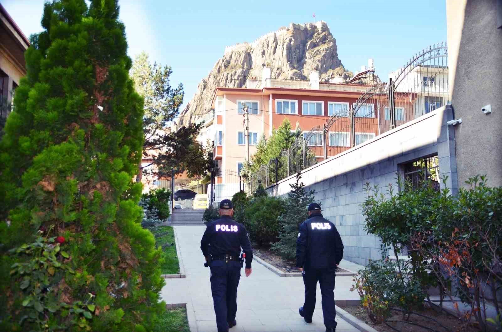AFYONKARAHİSAR’DA POLİS EKİPLERİ VATANDAŞLARIN BAYRAMI HUZUR VE GÜVEN İÇERİSİNDE GEÇİRMELERİ