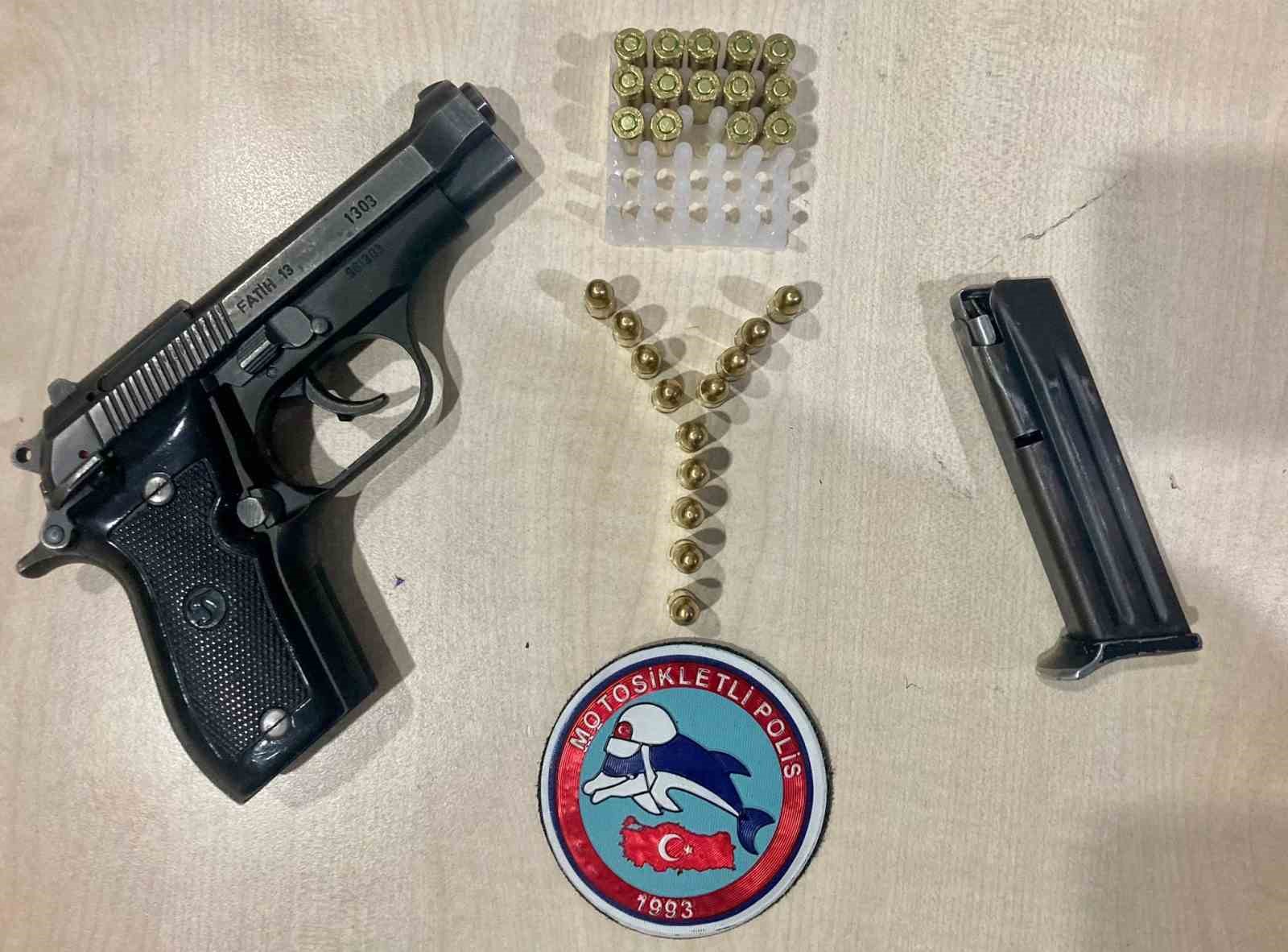 AFYONKARAHİSAR’DA MOTOSİKLETLİ POLİS TİMLERİ YAPTIKLARI UYGULAMADA UYUŞTURUCU MADDE, TABANCA VE