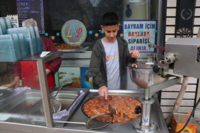 AFYONKARAHİSAR (AA) – Afyonkarahisar'ın Sandıklı ilçesinde ramazan boyunca tatlı üretimi