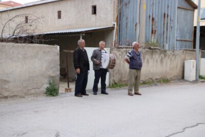 AFYONKARAHİSAR (AA) – Afyonkarahisar'ın Sandıklı ilçesinde ramazan davulcuları bahşişlerini topluyor.