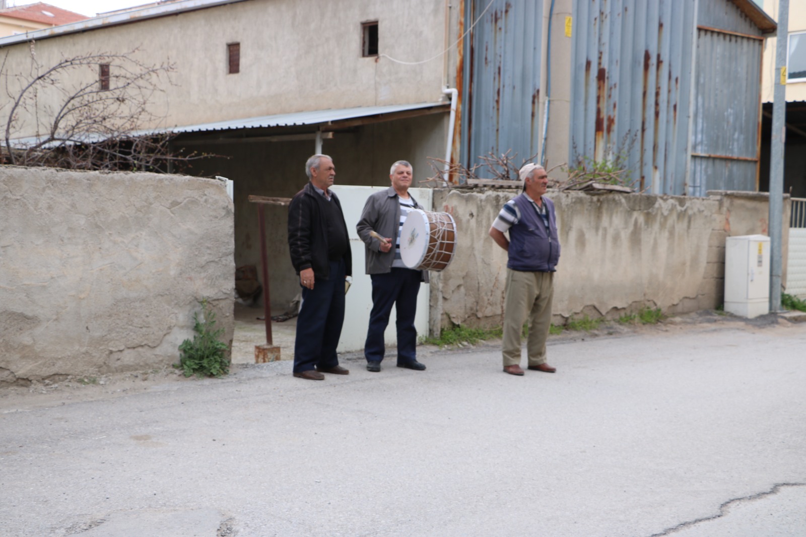 AFYONKARAHİSAR (AA) – Afyonkarahisar'ın Sandıklı ilçesinde ramazan davulcuları bahşişlerini topluyor.