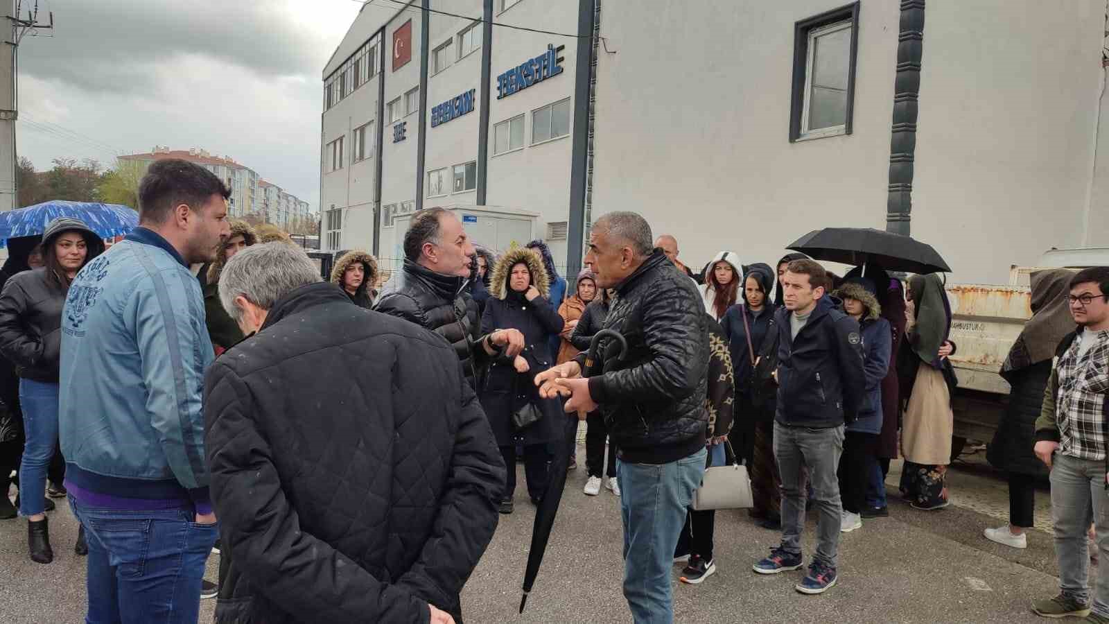 ŞEHİT BABASI ÖMER ÇANKAYA (SAĞDA) EŞİNİ ÇALIŞTIĞI İŞ YERİNDE MAAŞINI