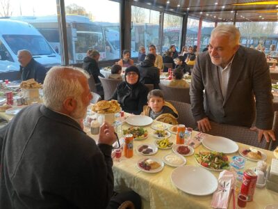 AFYONKARAHİSAR (AA) – Sinanpaşa Belediye Başkanı Erdal Karaman, depremzedelerle bir