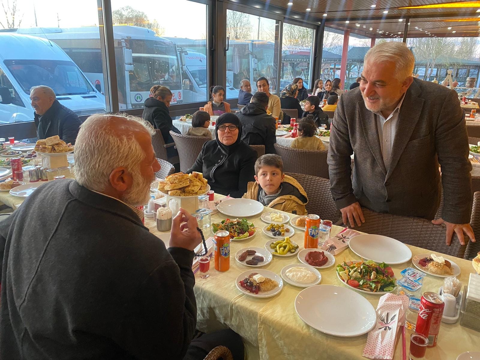 AFYONKARAHİSAR (AA) – Sinanpaşa Belediye Başkanı Erdal Karaman, depremzedelerle bir