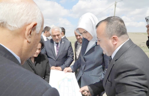 Vali Kübra Güran Yiğitbaşı, Sinanpaşa ilçesinde temaslarda bulundu. Vali Kübra