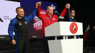 TEKNOFEST’e katılan Cumhurbaşkanı Recep Tayyip Erdoğan Türkiye’nin ilk uzay yolcularının Alper Gezer