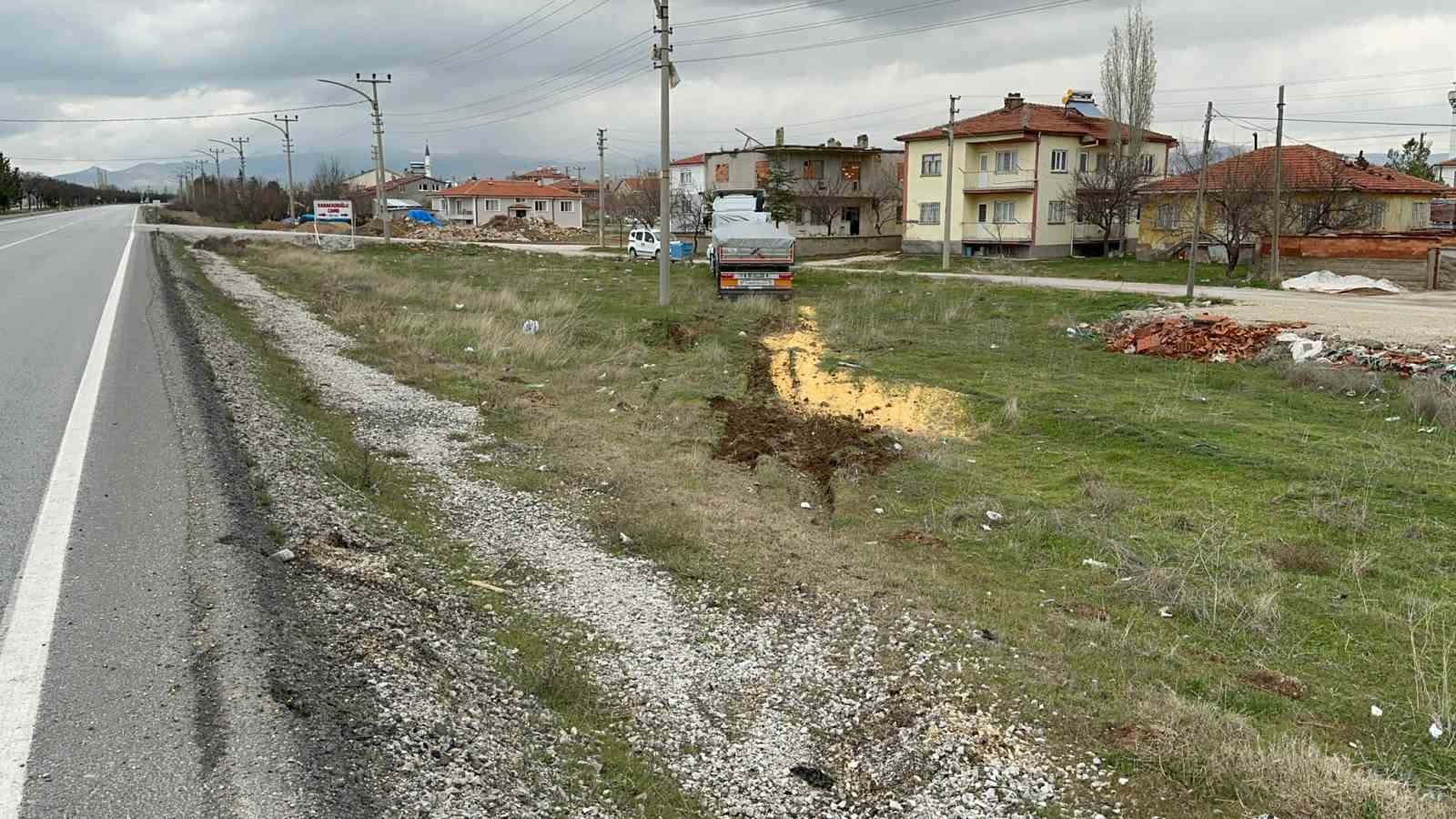 AFYONKARAHİSAR’DA YAKLAŞIK 27 TON MISIR YÜKLÜ TIR KONTROLDEN ÇIKARAK TARIM