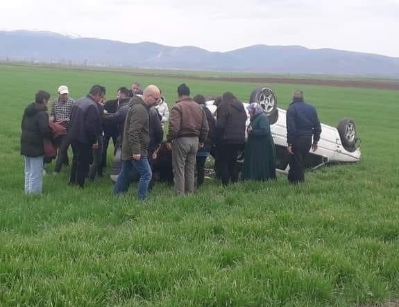 AFYONKARAHİSAR’IN SADIKLI İLÇESİNDE KONTROLDEN ÇIKARAK TARIM ARAZİSİNE DEVRİLEN OTOMOBİLDE 4