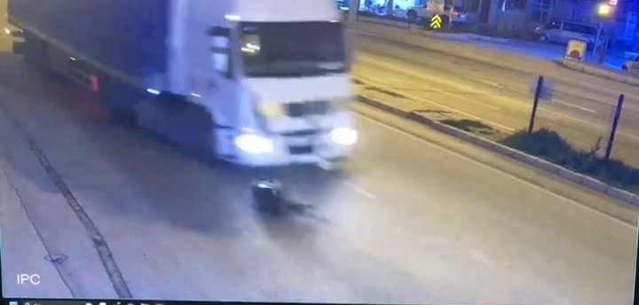AFYONKARAHİSAR’DA YOLDA KARŞIDAN KARŞIYA GEÇMEYE ÇALIŞAN BİR KİŞİYE TIR ÇARPTI.