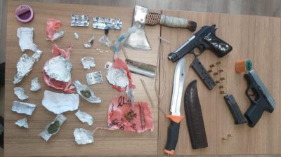 Afyonkarahisar’da polis ekipleri, bir araçta ve araç içerisinde bulunan 2