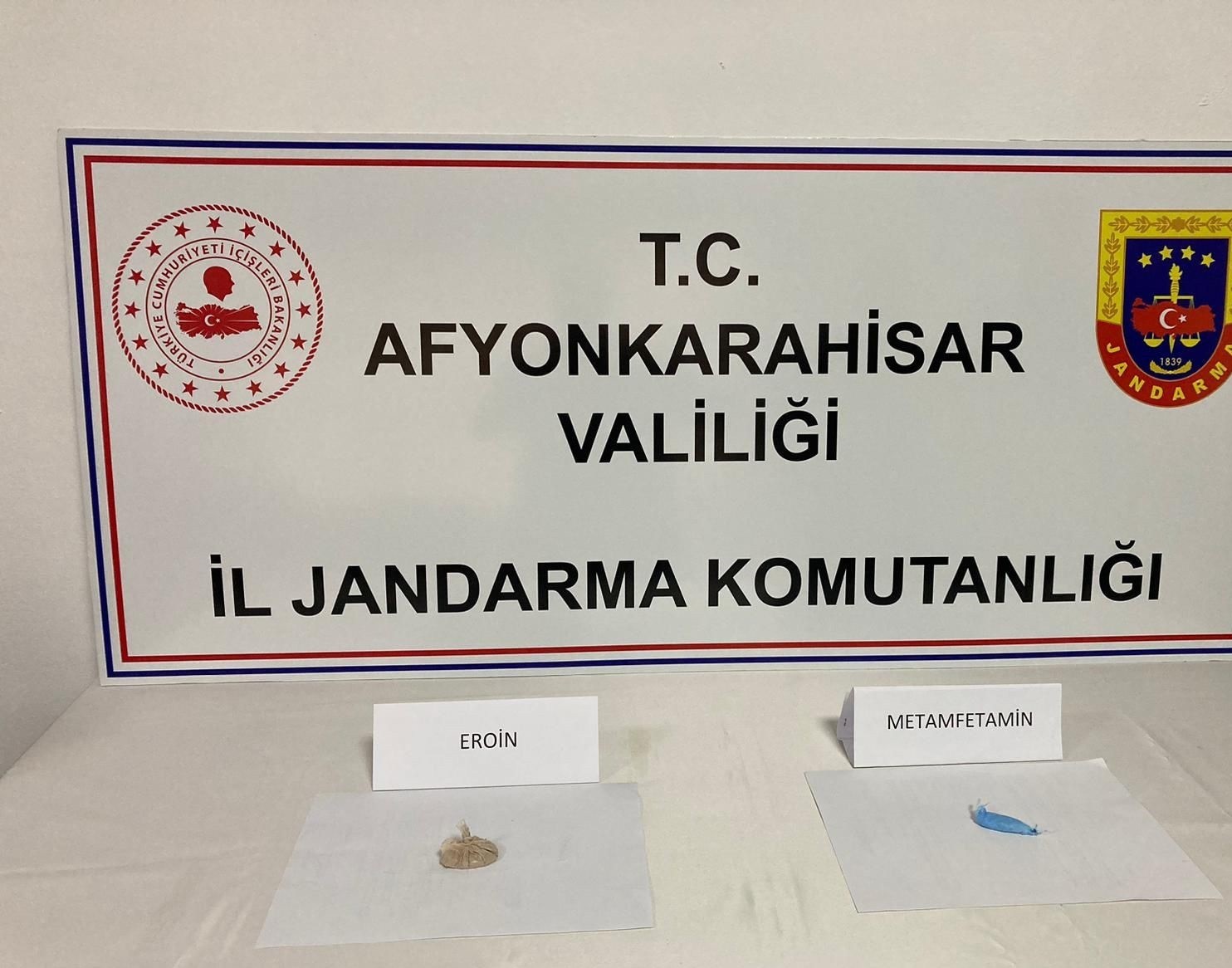 AFYONKARAHİSAR’DA ÜZERİNDE EROİN VE METAMFETAMİN İLE YAKALANAN 1 KİŞİ TUTUKLANDI.