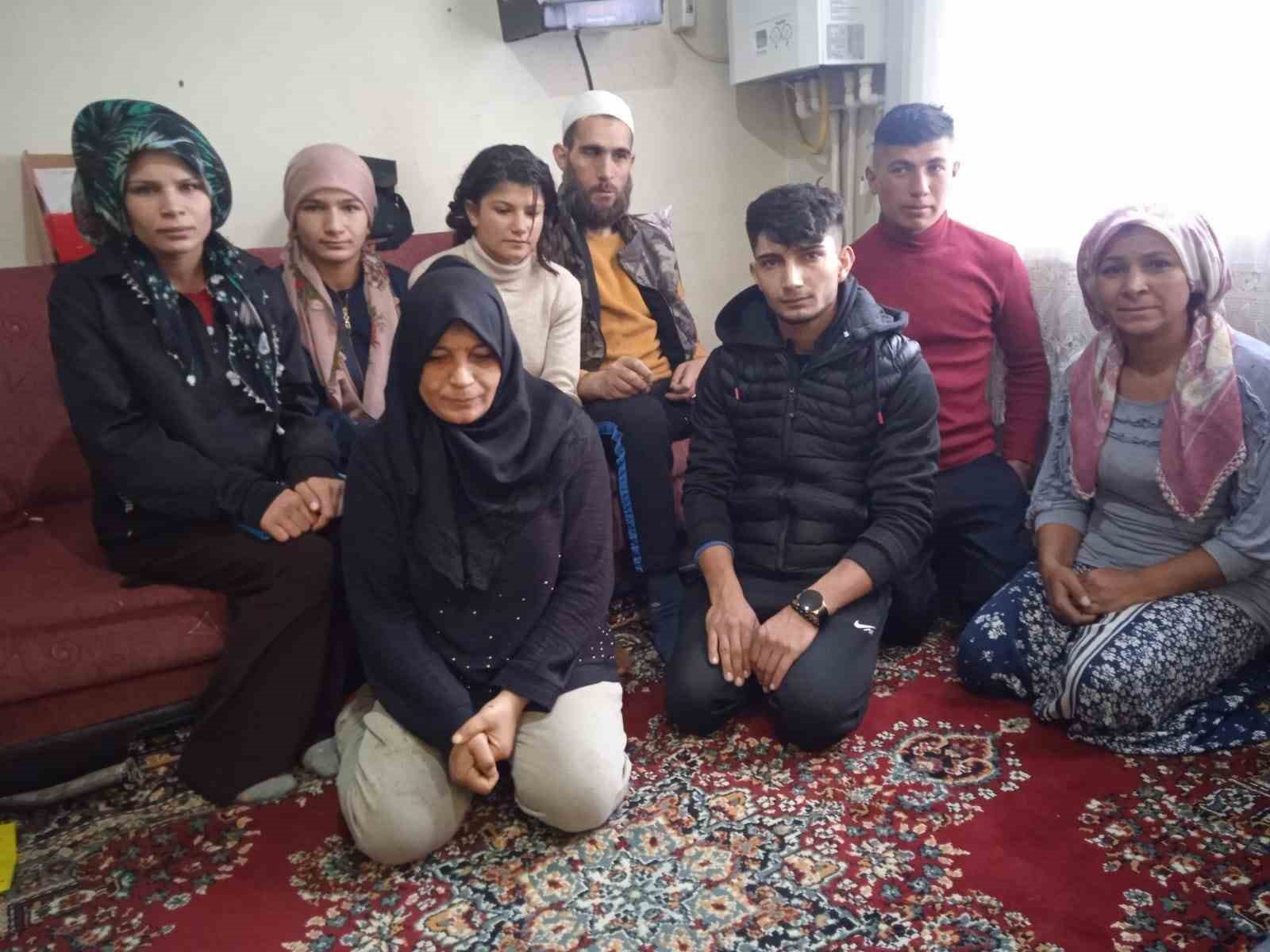 AFYONKARAHİSAR’DA 8 KİŞİDEN OLUŞAN VE KİMLİK KARTLARI OLMADIĞI İÇİN ADETA