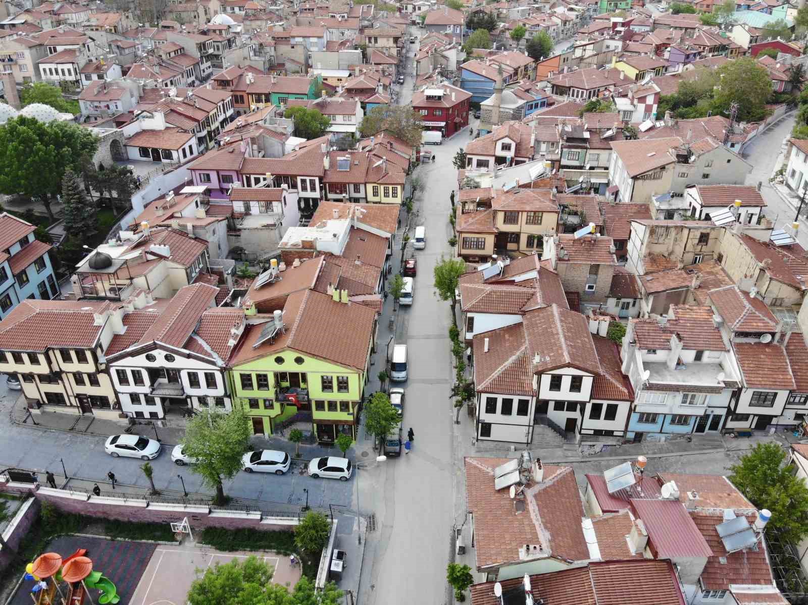 AFYONKARAHİSAR’DA 100 YILLIK RENGARENK KONAKLAR, BU YIL DA TURİZM SEZONUNUN