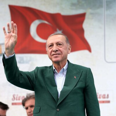  ”Sabahın erken saatlerinden beri sandıklarda fedakârca görev yapan her bir