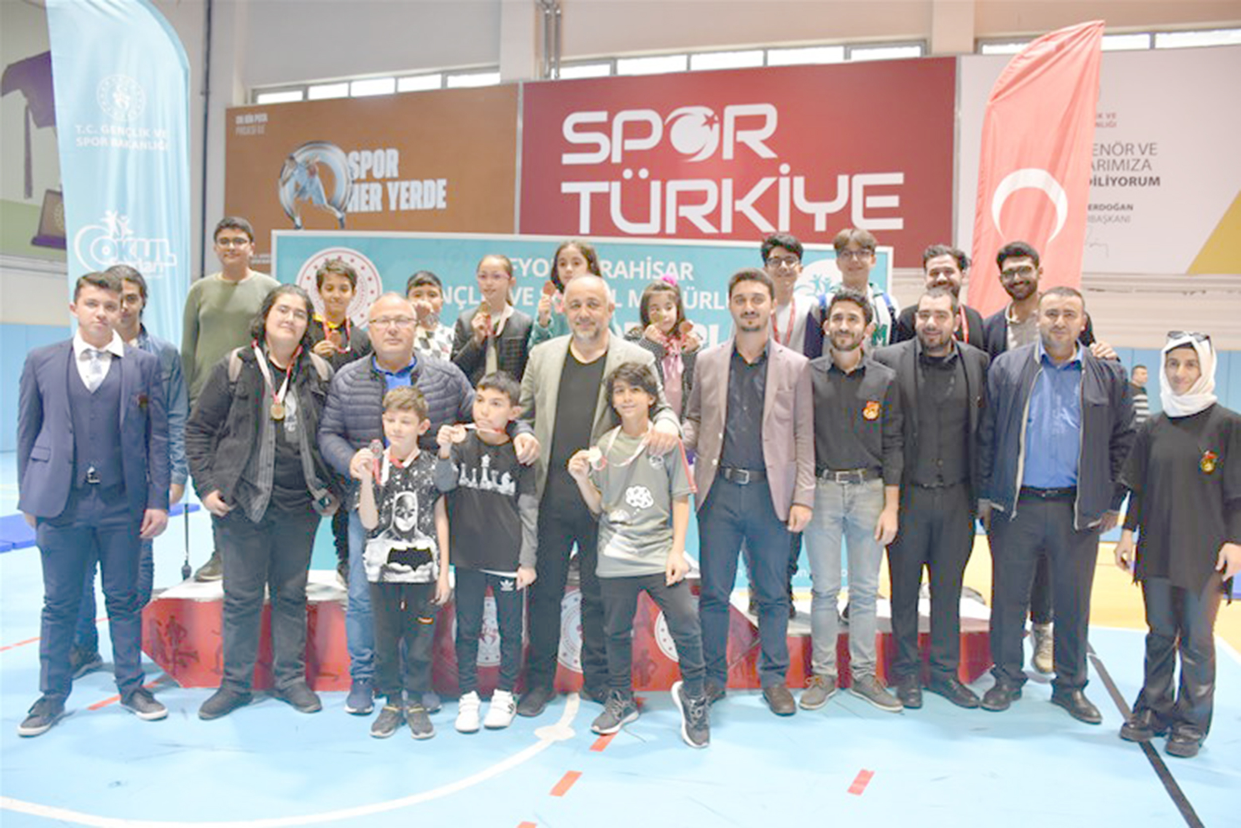 Anneler Günü nedeniyle düzenlenen “Anneler Günü Satranç Turnuvası” Afyonkarahisar Kocatepe