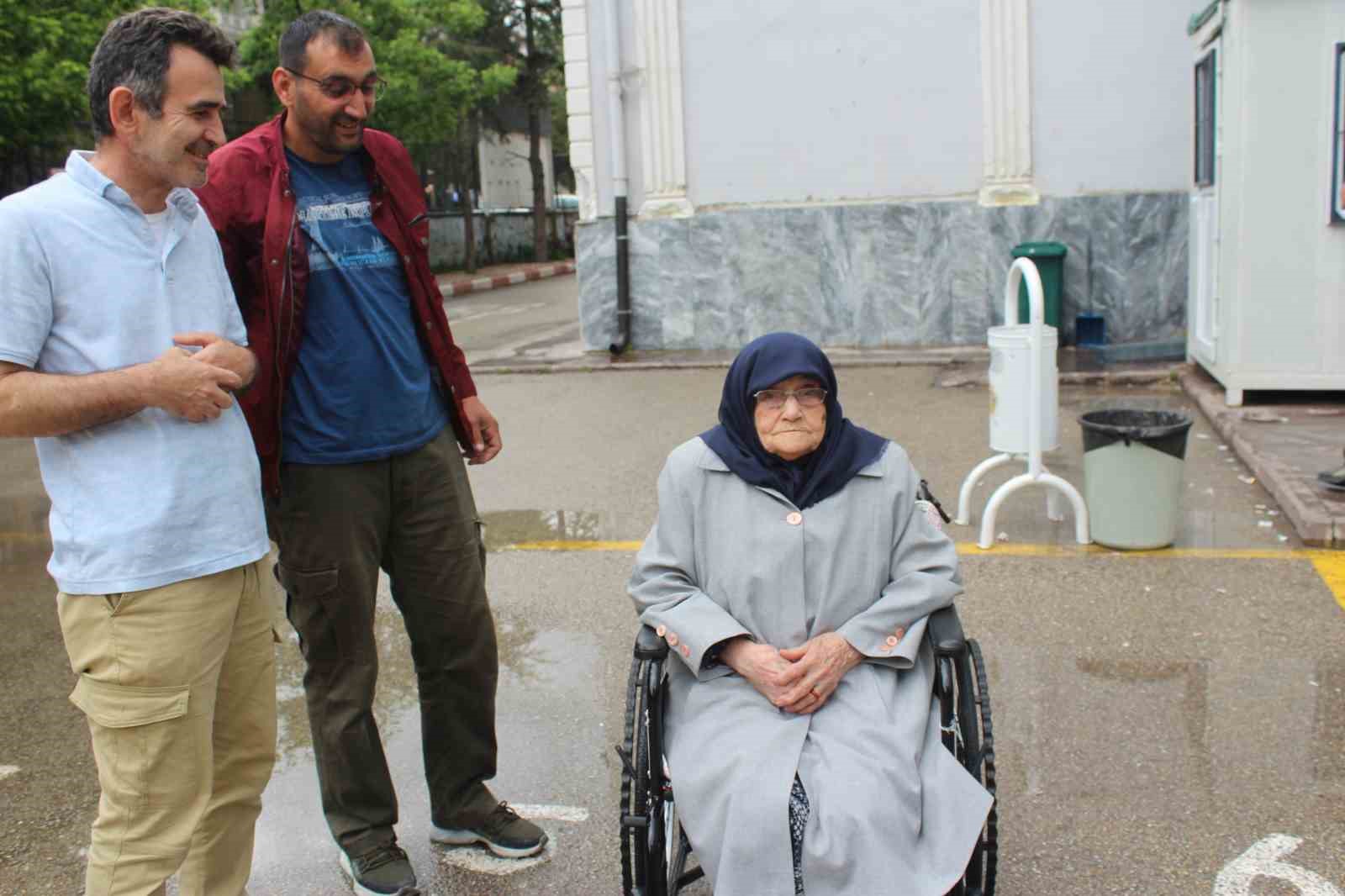 AFYONKARAHİSAR’DA 98 YAŞINDAKİ ŞÜKRİYE BEŞKARDEŞ İSİMLİ KADIN İLERLEYEN YAŞINA VE