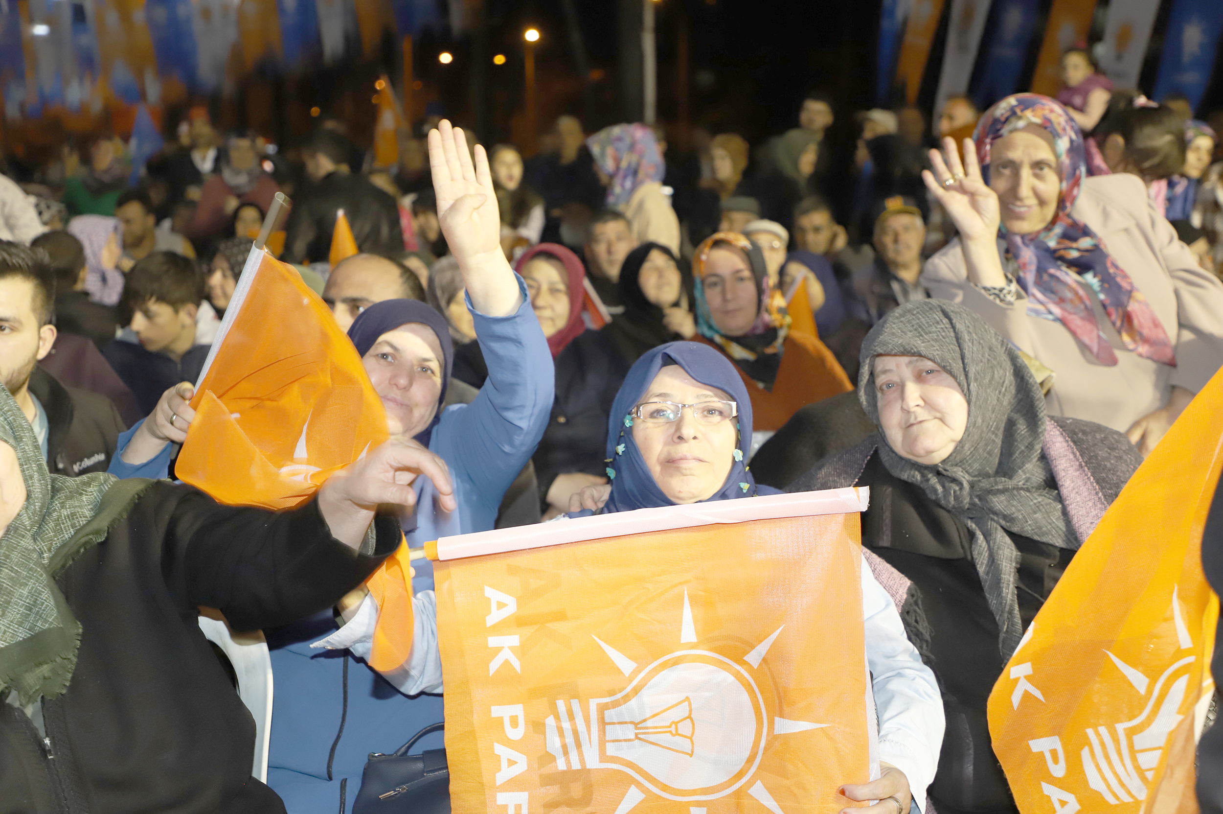 AK Parti tarafından Fatih Mahallesi’nde düzenlenen mahalle buluşması programında konuşan