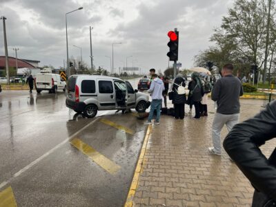 Afyonkarahisar’da iki otomobilin çarpıştığı kazada 2 kişi yaralandı. Yaralıları araç