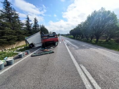 Afyonkarahisar’da kontrolden çıkan kamyonetin devrilmesi sonucu kilolarca peynir çevreye saçılarak