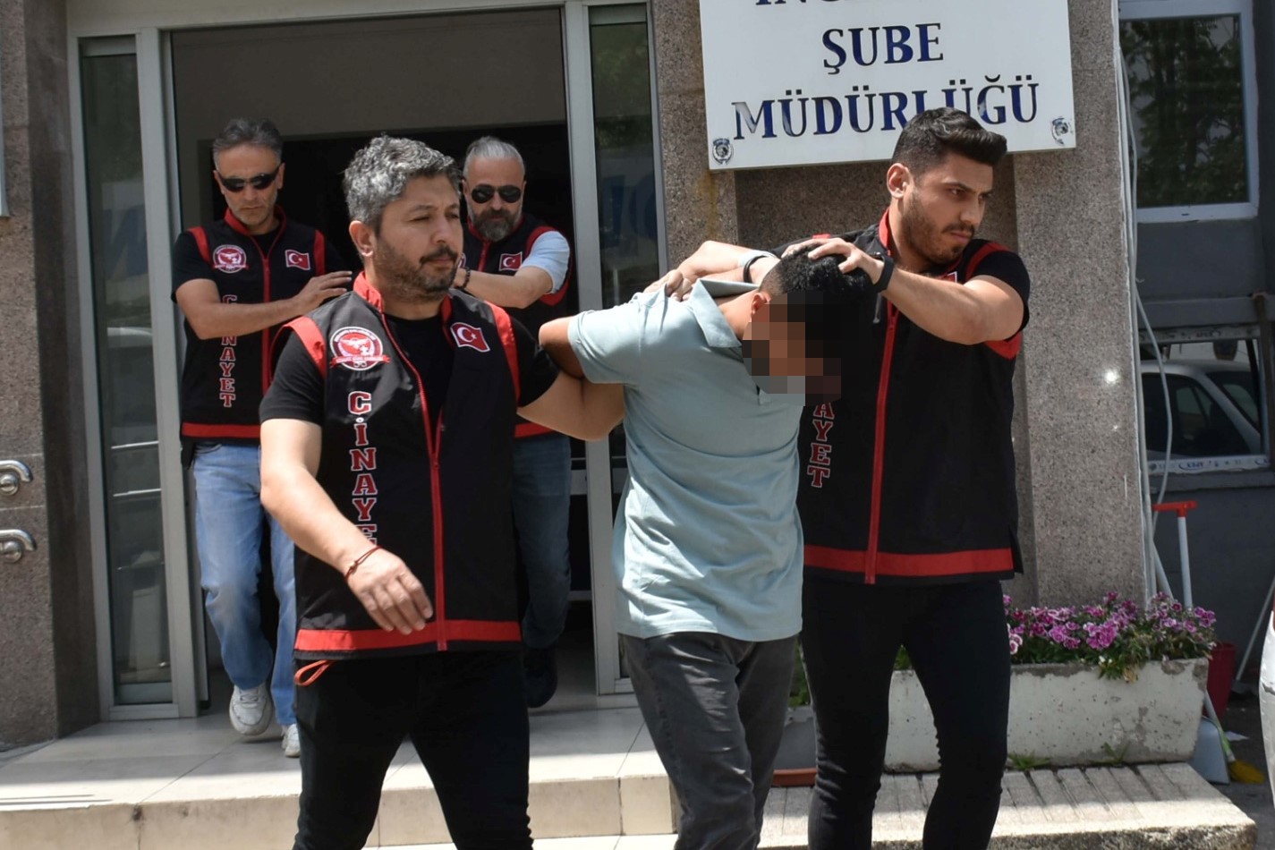   İzmir‘in Buca ilçesinde 8 yerinden bıçaklanarak kaldırıldığı hastanede hayatını
