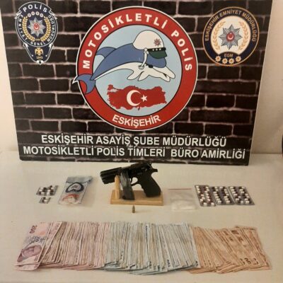 Eskişehir’de polis ekiplerince yakalanan şüphelilerin aracında uyuşturucu madde, silah, .azı