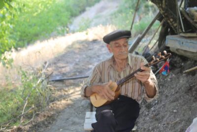 Türkü severlerin usta sanatçı Hayri Dev’in yanında üç telli çalan