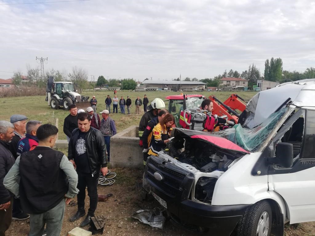 Konya’nın Ereğli ilçesinde tarım işçilerini taşıyan minibüsün devrilmesi sonucu meydana
