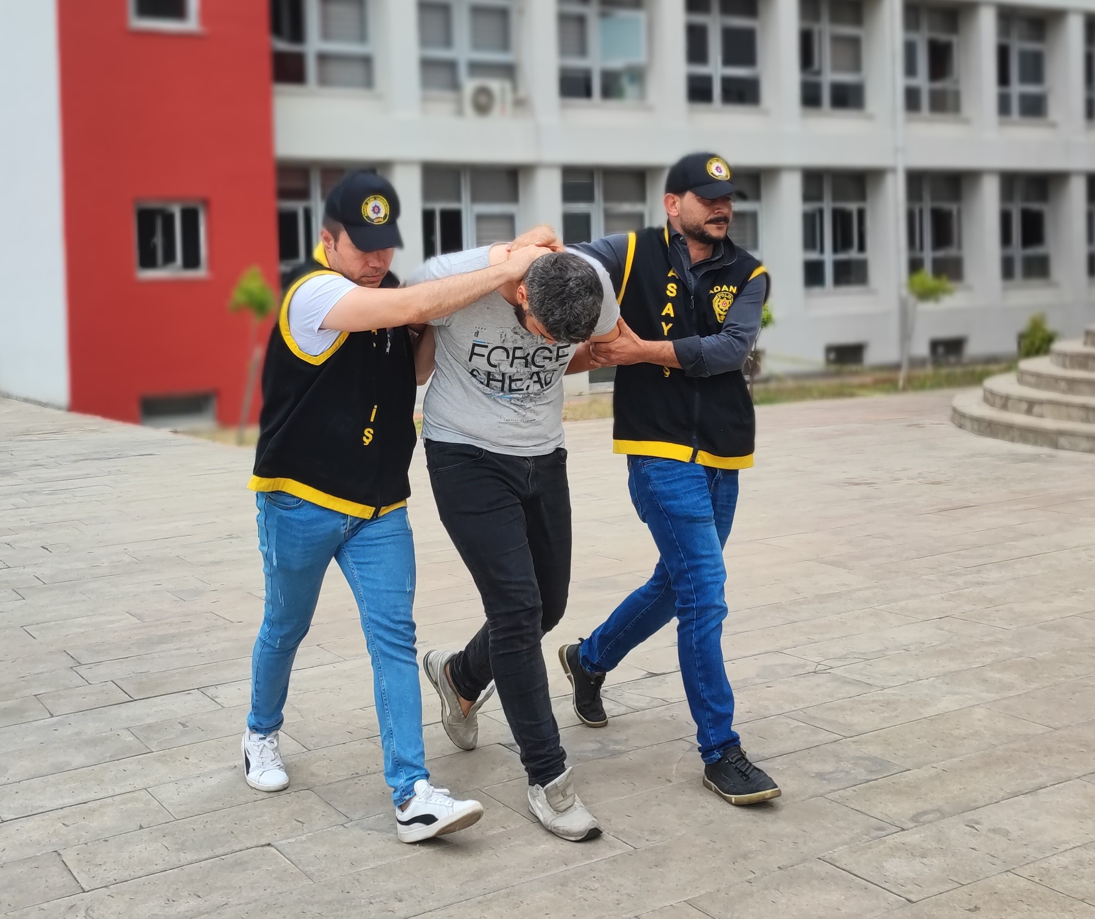 Adana’da yan bakma yüzünden çıkan kavgada bir kişinin kafa attığı