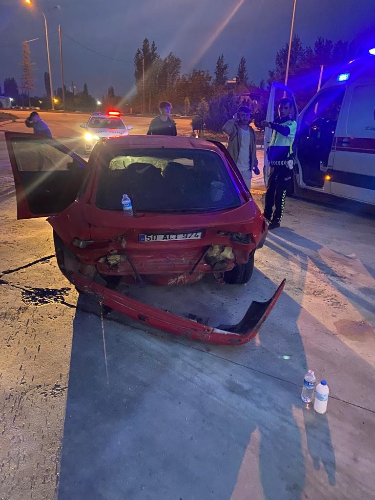 Afyonkarahisar’da iki otomobilin çarpışması sonucu meydana gelen trafik kazasında 5