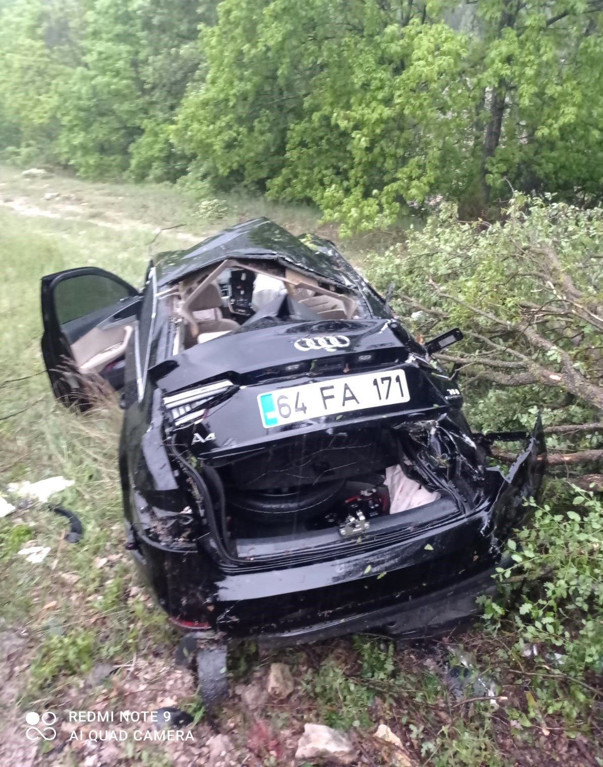   Kütahya’da otomobilin yoldan çıkıp şarampoldeki ağaca çarpması sonucu meydana