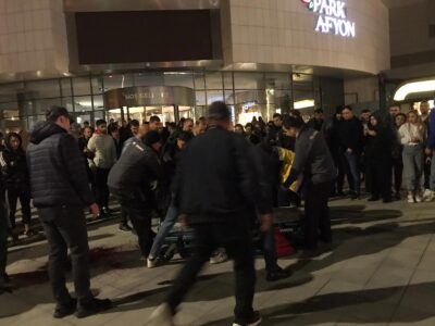 Afyonkarahisar Park Afyon Alışveriş merkezi önünde bir genç bıçaklandı. Olay