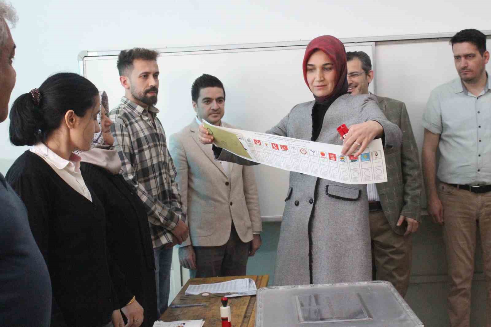 AFYONKARAHİSAR VALİSİ DOÇ. DR. KÜBRA GÜRAN YİYİTBAŞI EŞİ DR. BURHAN
