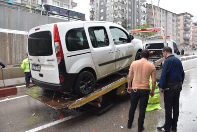 AFYONKARAHİSAR (AA) – Afyonkarahisar'da sağanak nedeniyle altgeçitte mahsur kalan 4