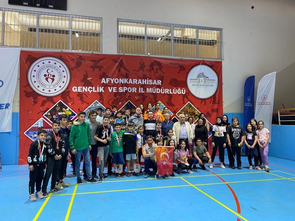 CUMHURİYETİN 100’Ü BADMİNTON ŞENLİĞİ 45 SPORCUNUN KATILIMIYLA TAMAMLANDI. 4 AYRI