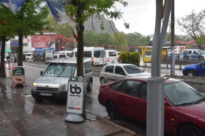 AFYONKARAHİSAR (AA) – Afyonkarahisar'da etkili olan sağanak nedeniyle cadde ve