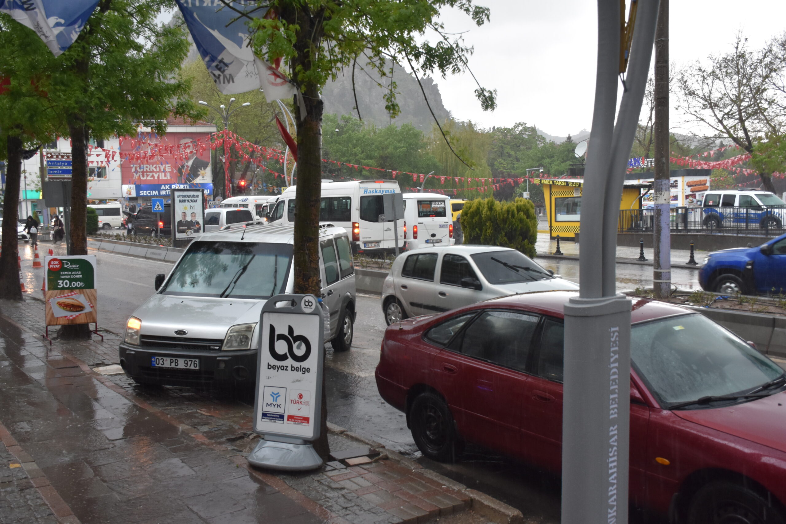 AFYONKARAHİSAR (AA) – Afyonkarahisar'da etkili olan sağanak nedeniyle cadde ve