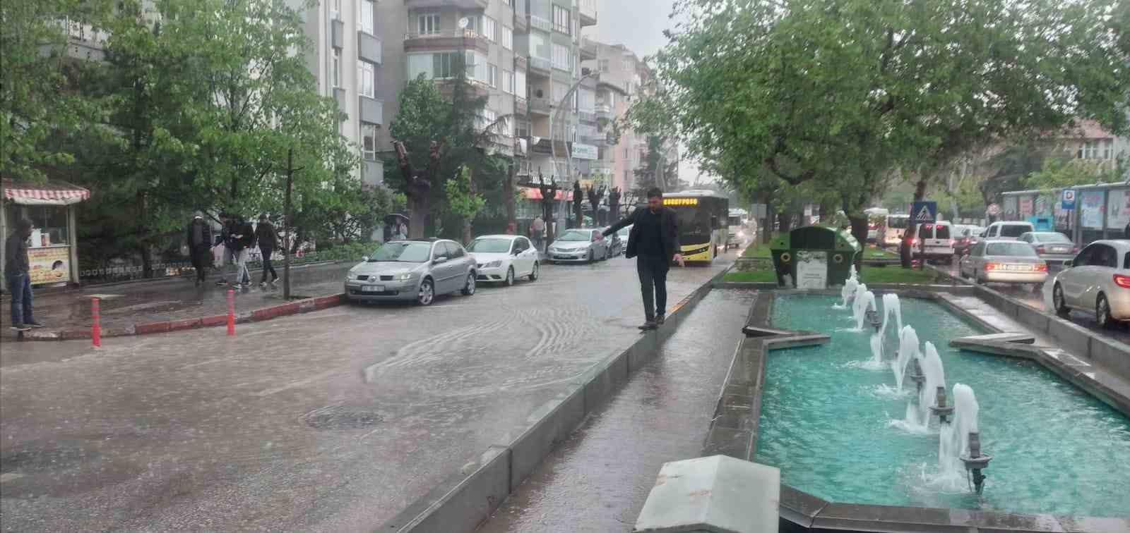 SAĞANAK YAĞIŞIN ETKİLİ OLDUĞU AFYONKARAHİSAR’DA YOLLAR GÖLE DÖNERKEN, AFYONKARAHİSAR BELEDİYESİ