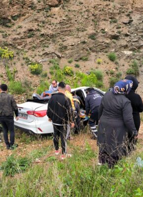 AFYONKARAHİSAR (AA) – Afyonkarahisar'da otomobilin şarampole devrilmesi sonucu ikisi çocuk