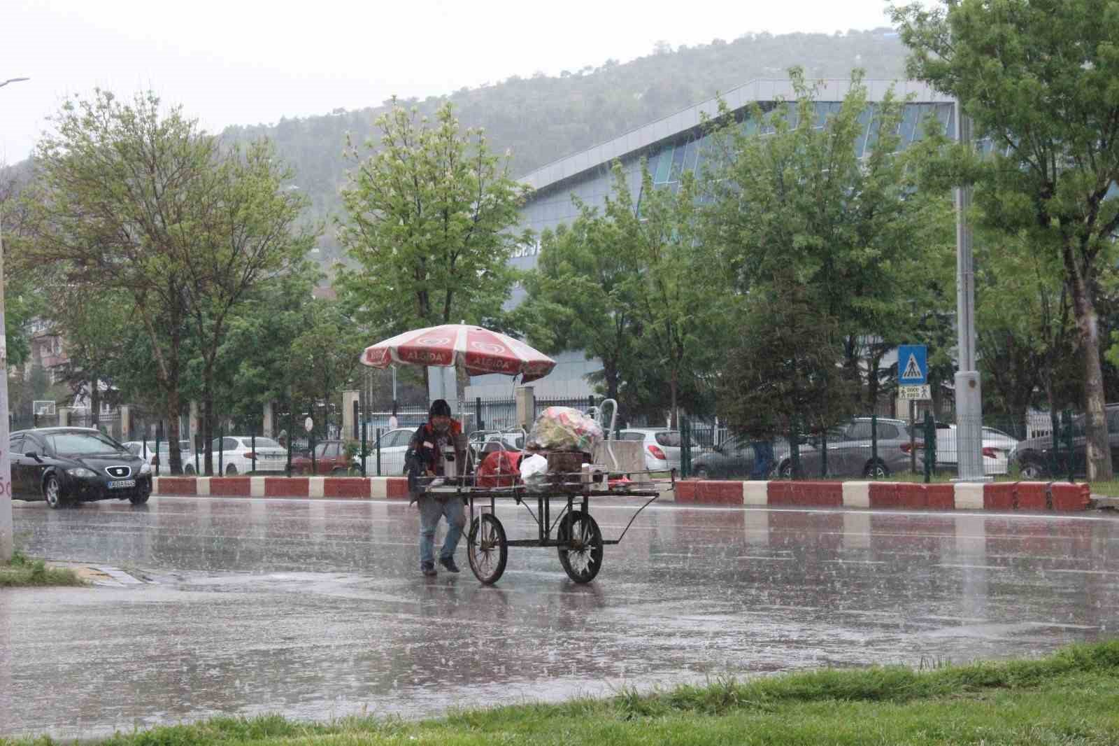 AFYONKARAHİSAR’DA METEOROLOJİNİN YAPTIĞI UYARI SONRASI BEKLENEN YAĞIŞ ÖĞLE SAATLERİNDE BAŞLADI.