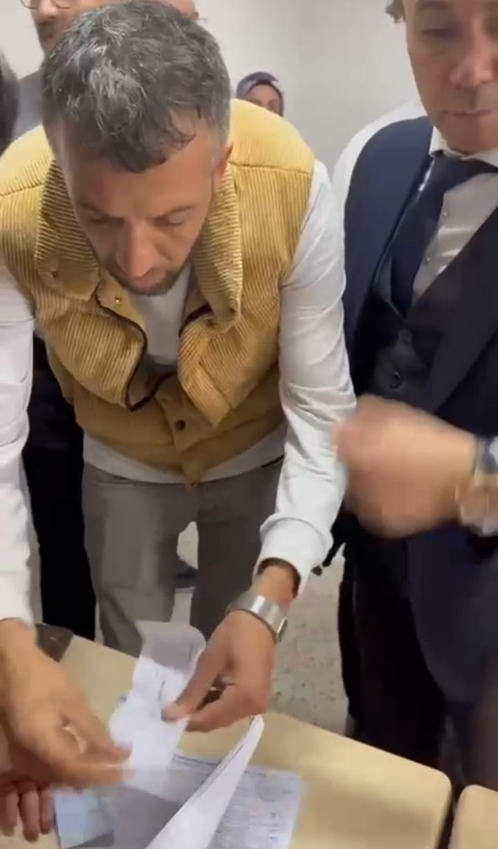 AFYONKARAHİSAR'DA BAŞKASININ YERİNE OY KULLANMAYA ÇALIŞAN BİR ŞAHIS MÜŞAHİTLER TARAFINDAN