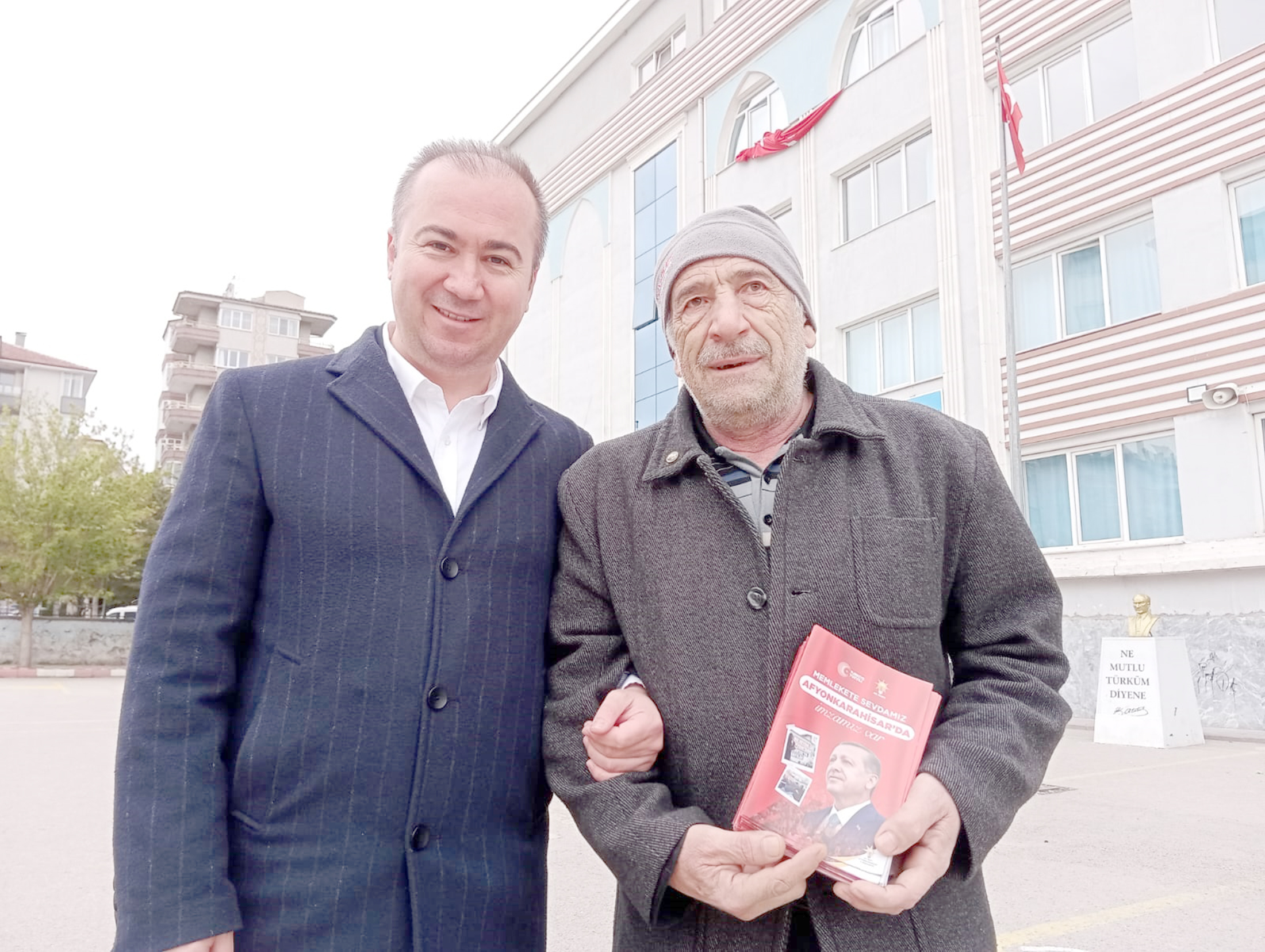 AK Parti Afyonkarahisar İl Teşkilatları hane ziyaretlerine devam ediyor. İl
